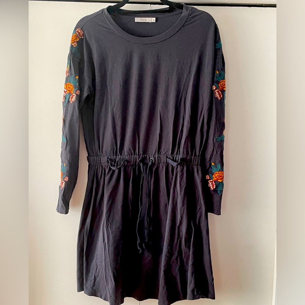 Dalia Casual dress with flower appliqué on sleeves, size S